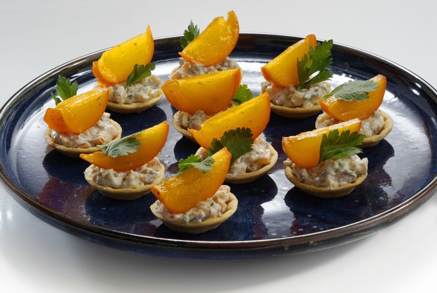 Тарталетки с хурмой и копченой курицей