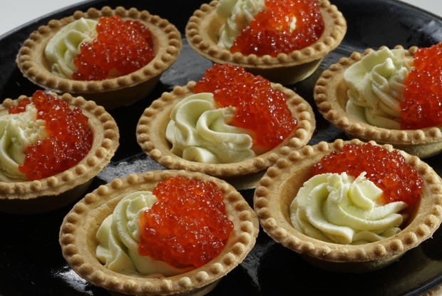 Тарталетки с икрой и васаби