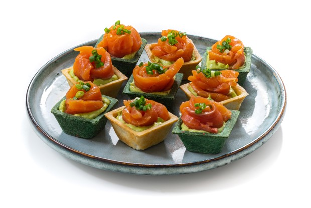 Тарталетки с красной рыбой и авокадо