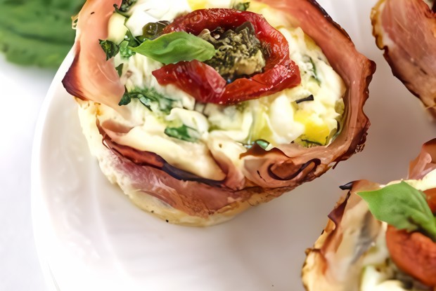 Тарталетки с луком, ветчиной и сырным соусом