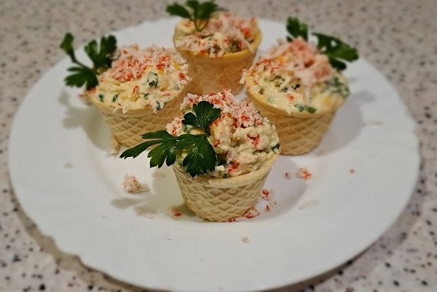 Тарталетки с плавленым сыром и крабовыми палочками