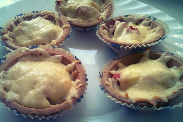 Тарталетки с помидорами и сыром