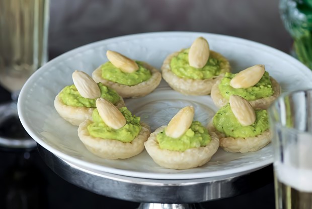 Тарталетки с салатом из цесарки и карри