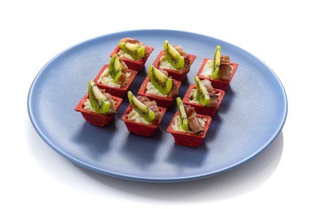 Тарталетки с селедкой и киви