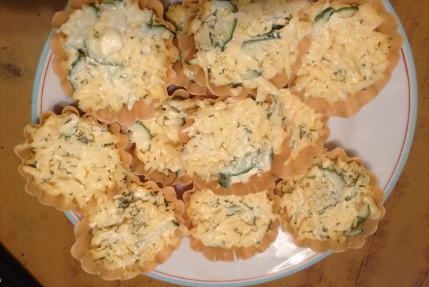 Тарталетки с сыром и чесноком