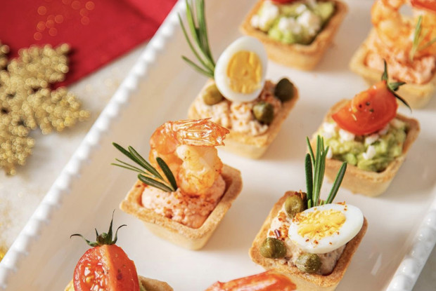Тарталетки с тунцом, кремом из креветки и авокадо