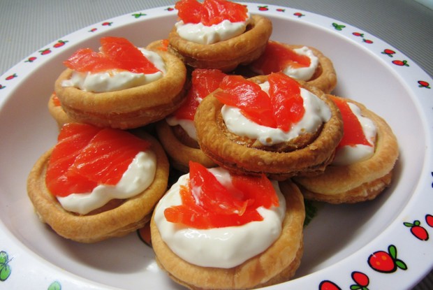 Тарталетки со сливочным сыром и слабосоленой рыбой