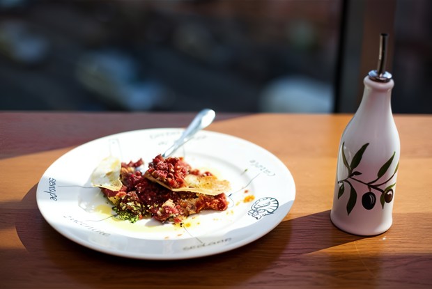 Тартар из филе молодого бычка с овощами и дижонской горчицей