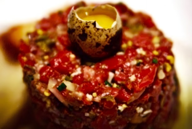 Тартар из говядины с анчоусами и корнишонами