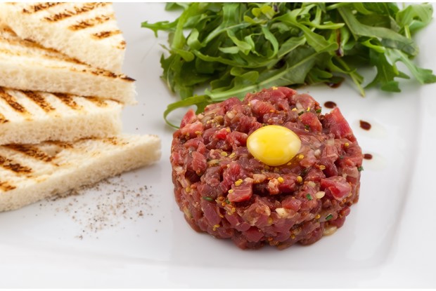 Тартар из говядины с каперсами, грибами и красным луком