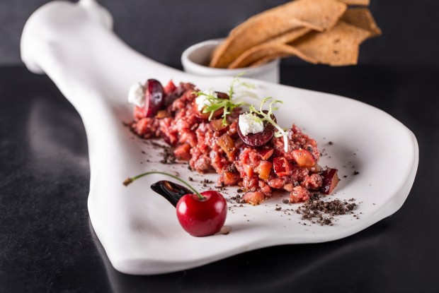 Тартар из говядины с черешней