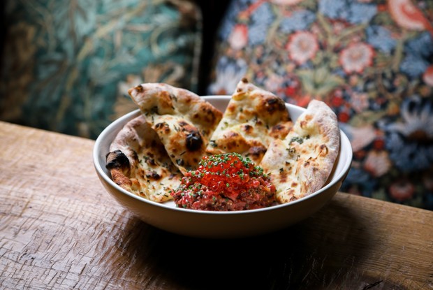 Тартар из говядины с красной икрой и лепешкой