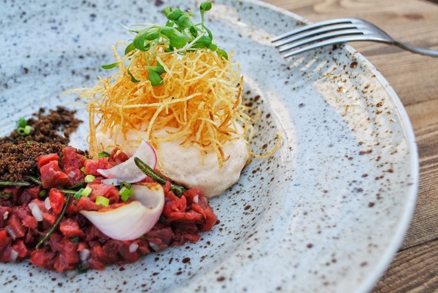 Тартар из говядины с маринованной устрицей и креветочным бульоном