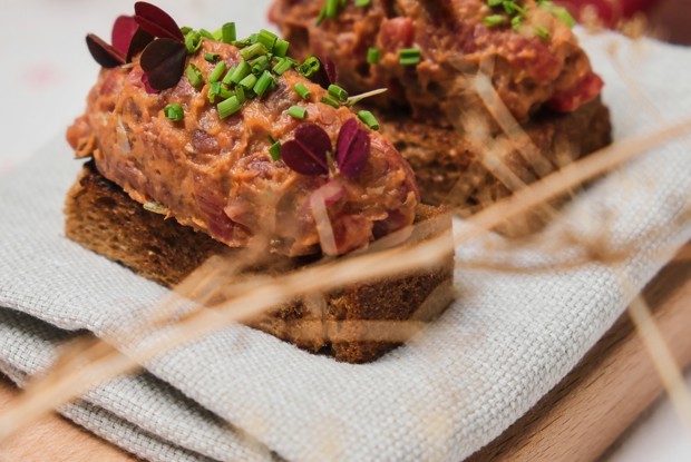 Тартар из говядины с паштетом из красной фасоли.