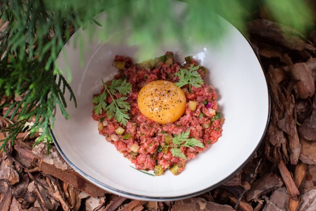 Тартар из говядины с желтком