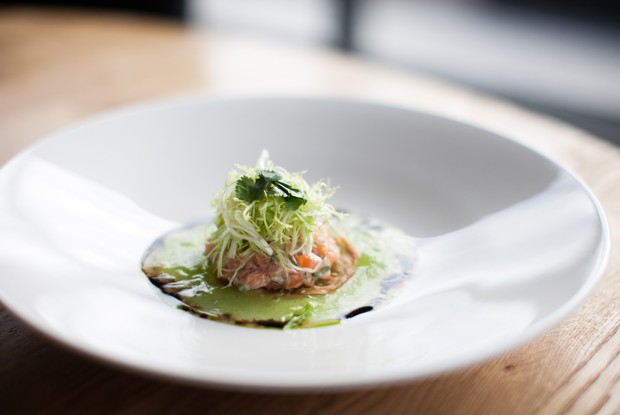 Тартар из лосося с желе из огурцов в азиатском стиле