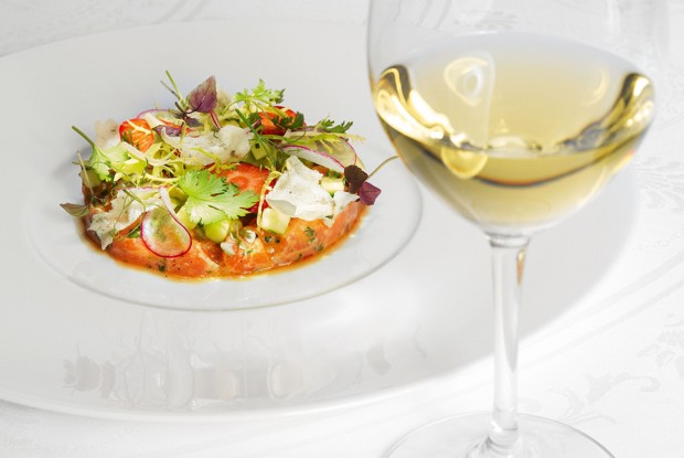 Тартар из лосося в пряном соусе с авокадо и кинзой