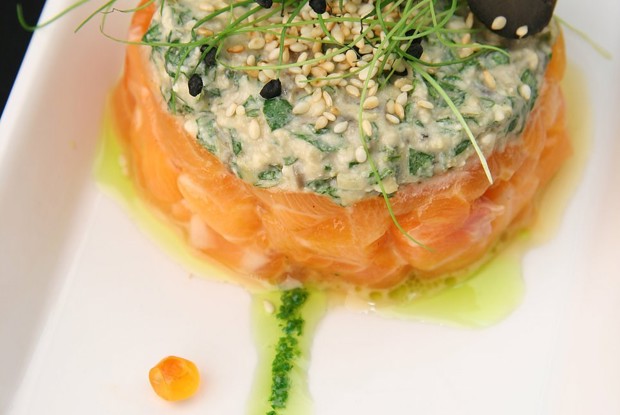 Тартар из лосося с кремом из козьего сыра и соусом из масла и пряных трав