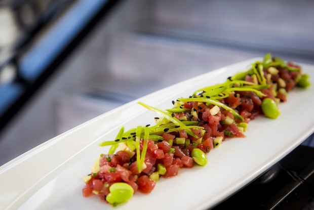 Тартар из лосося с малосольным огурцом