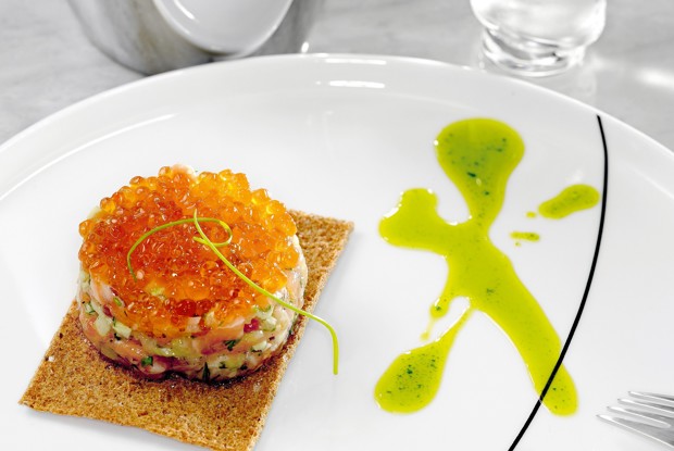 Тартар из лосося с огурцами и икрой