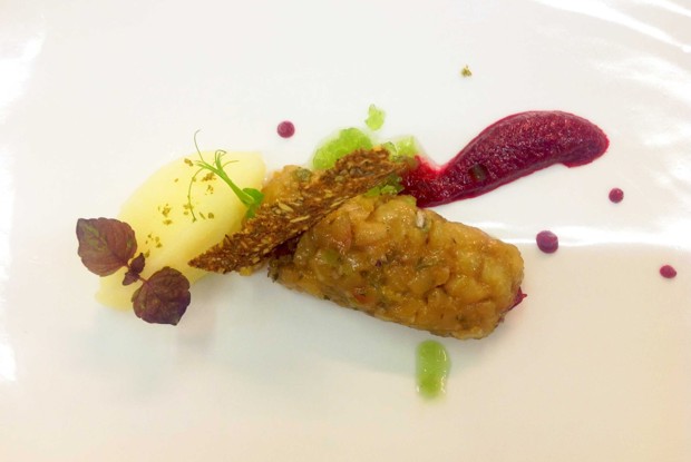 Тартар из муксуна со свекольным пюре и сорбетом из тайского лайма