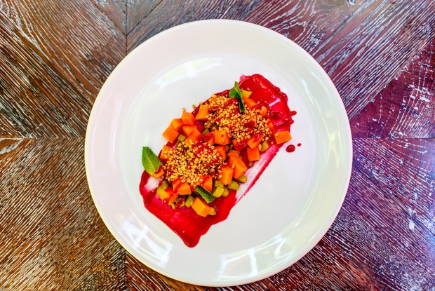 Тартар из папайи с воздушным рисом