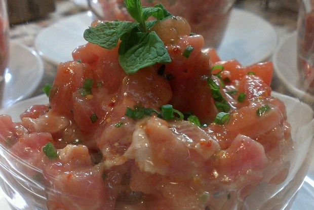 Тартар из тунца с арбузом