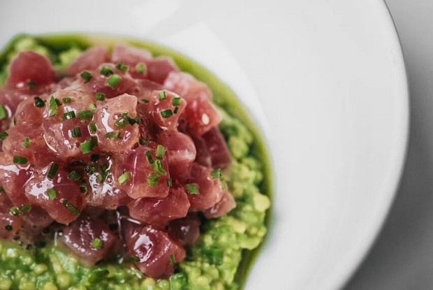 Тартар из тунца с гуакамоле и соусом понзу