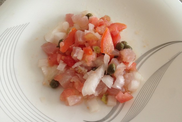 Тартар из тунца с помидорами и каперсами