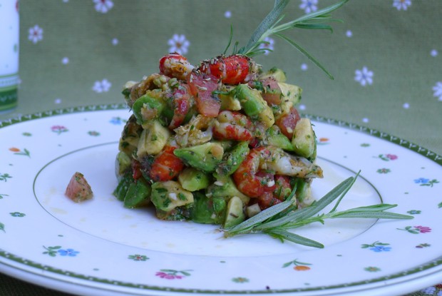 Тартар с раковыми шейками и авокадо