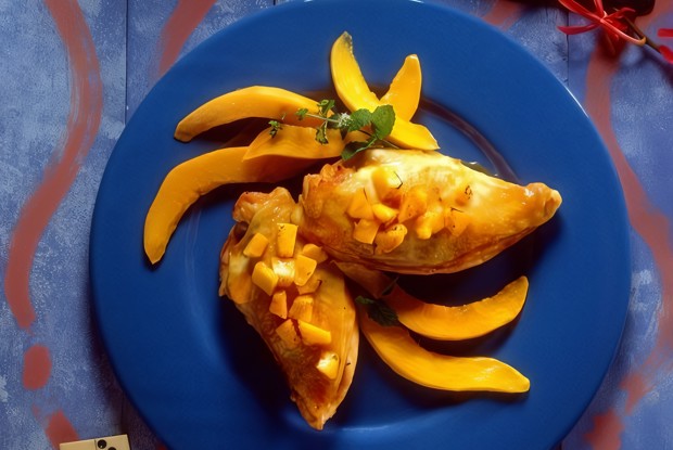 Тартинки из свежего кукурузного хлеба, горчицы, ветчины и чатни