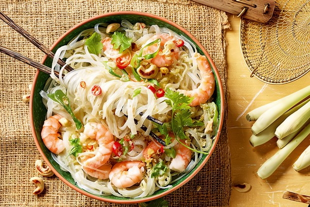 Тайский салат из стеклянной лапши с креветками