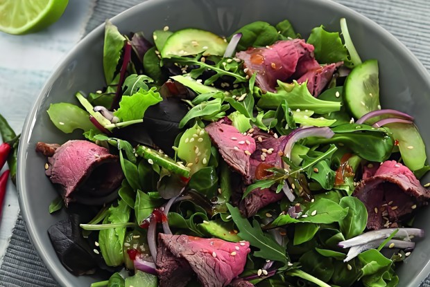 Тайский салат с говядиной, маринованной в устричном соусе