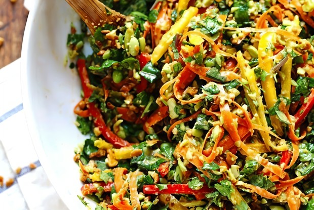 Тайский салат с кунжутно-чесночной заправкой