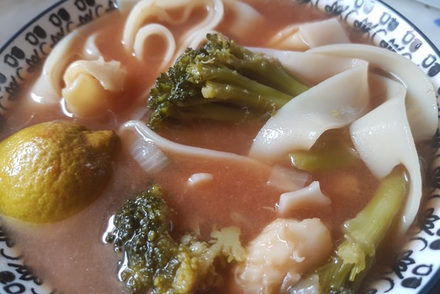 Тайский суп с кальмарами и рисовой лапшой