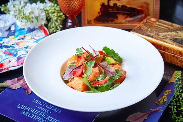 Тайское севиче с лососем, авокадо и папайя