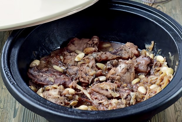 Тажин из цесарки с персиками, миндалем и розами