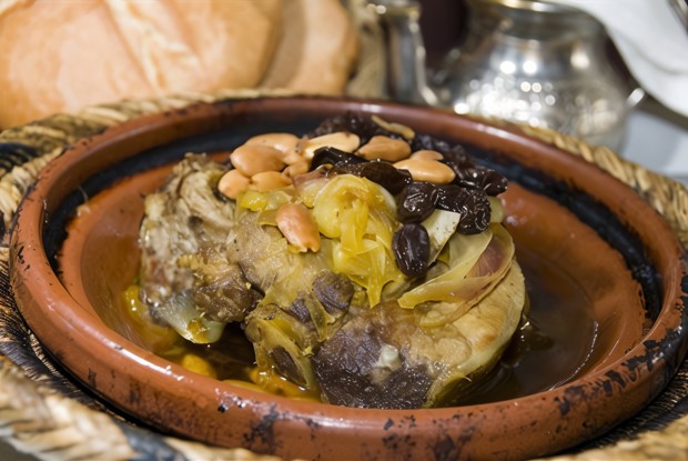 Тажин из ягненка с черносливом, корицей, миндалем и кунжутом