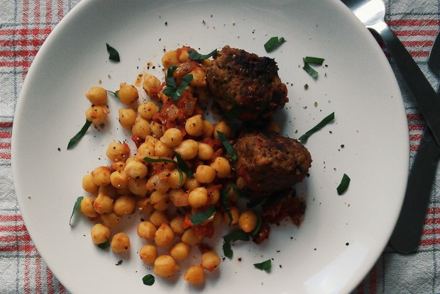 Тефтели и нут в томатном соусе