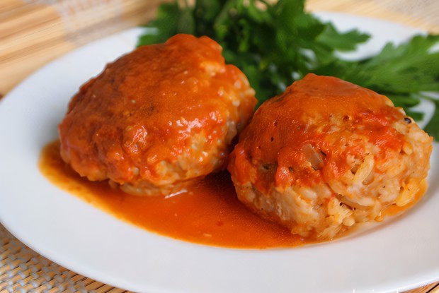 Тефтели с рисом в овощном соусе