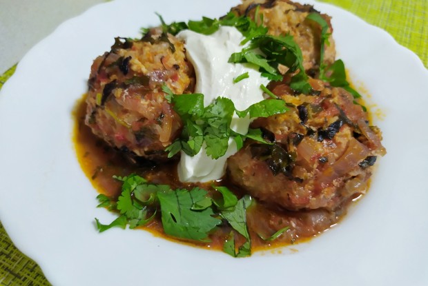 Тефтели в томатном соусе с пряными травами