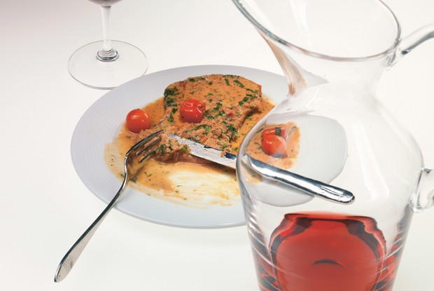 Телячьи отбивные с горчичным соусом и помидорами