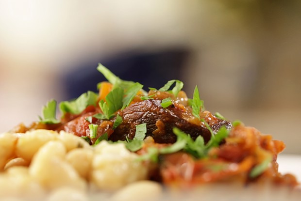 Телячья голяшка, тушеная с помидорами и красным вином