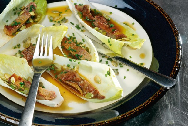 Телячья печенка с цикорием и тыквенным винегретом