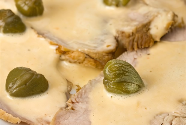 Телятина под кремом из тунца