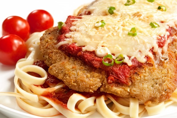 Телятина под сыром с томатным соусом, анчоусами и каперсами