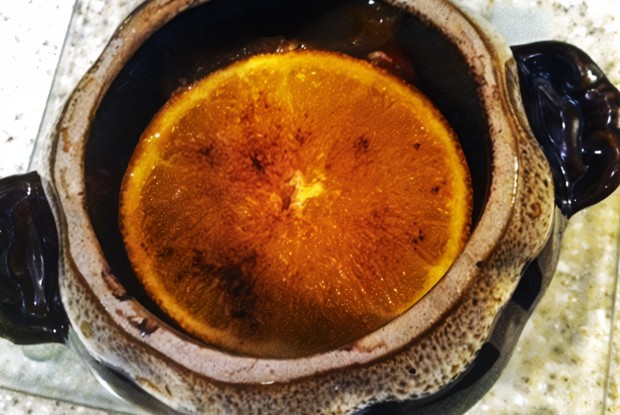 Телятина с красным перцем и апельсинами в горшочке