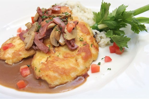 Телятина, тушеная с грибами и ветчиной