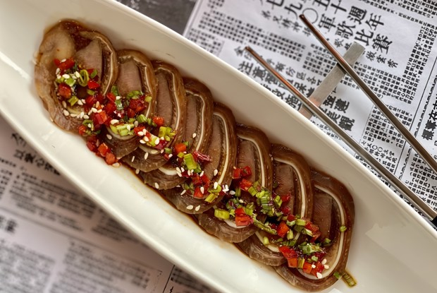 Телячий язык в хрустящем свином ухе