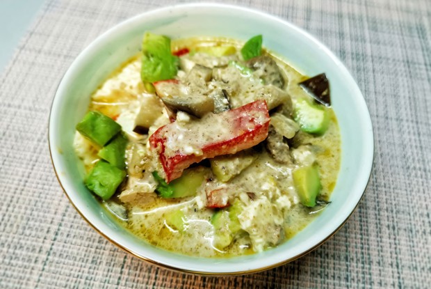 Телячья печень со сметаной и овощами